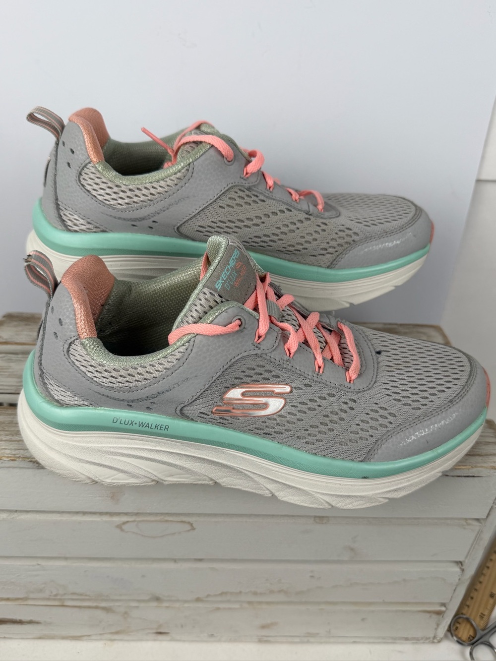 Skechers Women's D'Lux Walker Infinite Motion gray walking shoes size 9